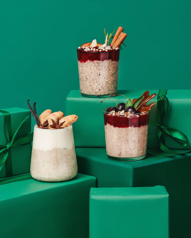 Porridges in Glaesern auf gruenen Geschenkpaketen
