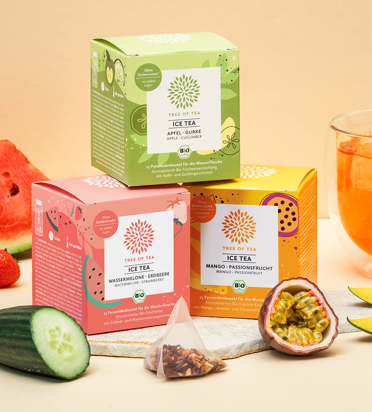 Drei bunte Tree of Tea Eisteeschachteln in verschiedenen Sorten
